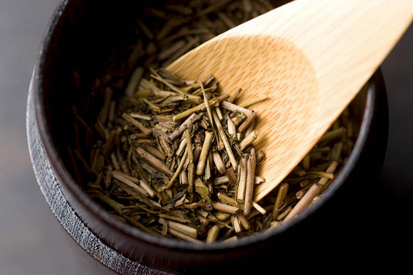 无人,横图,俯视,室内,特写,白天,幸福,餐桌,茶,桌子,杯子,一把,阴影,朦胧,模糊,反射,影子,勺子,陶瓷,绿茶,茶叶,陶瓷制品,娱乐,水杯,调羹,汤匙,享受,休闲,温馨,放松,乐趣,餐台,提神,舒适,醒脑,茶杯,彩图,高角度拍摄,不发酵茶,苦茗