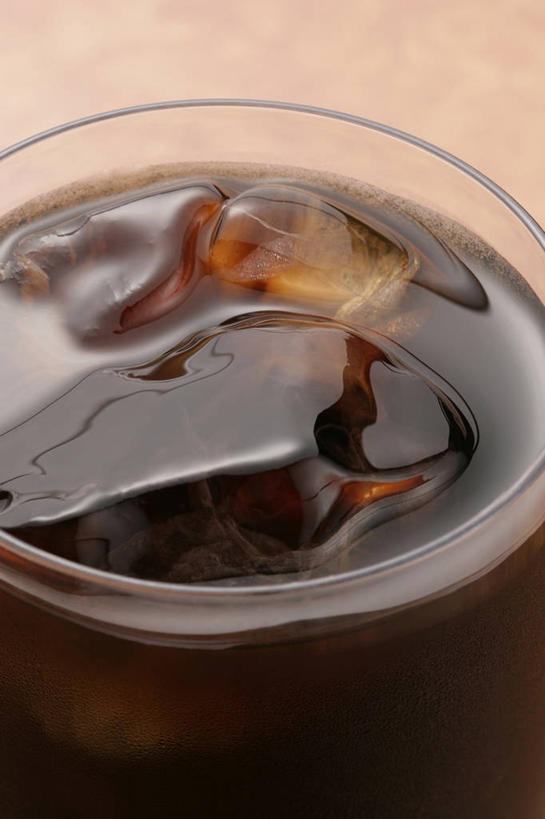 咖啡,无人,竖图,俯视,室内,特写,白天,幸福,餐桌,桌子,杯子,阴影,反射,影子,冰,冰块,冰咖啡,一杯,娱乐,冷冻,玻璃制品,饮料,一个,水杯,享受,休闲,温馨,放松,寒冷,乐趣,摄影,影棚,冷藏,单个,餐台,冰冷,提神,舒适,醒脑,软饮料,保鲜,玻璃杯,彩图,高角度拍摄,影棚拍摄,拍摄