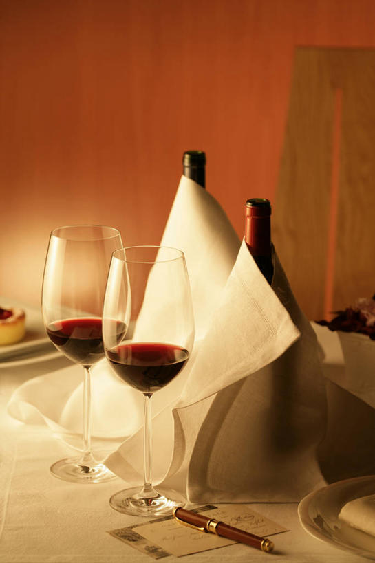 红酒,葡萄酒,无人,竖图,俯视,室内,特写,白天,餐桌,桌子,杯子,餐具,阴影,反射,碟子,纺织物,高脚杯,盘,影子,红酒杯,酒类,两杯,红酒瓶,玻璃制品,酒,酒瓶,饮料,两个,盘子,玻璃瓶,餐巾,酒杯,瓶子,碟,毛巾,清洁,红葡萄酒,摄影,影棚,餐台,保暖,葡萄酒杯,葡萄酒瓶,透气,防水,储水,耐磨,吸水,保洁方巾,口布,玻璃杯,彩图,高角度拍摄,影棚拍摄,拍摄