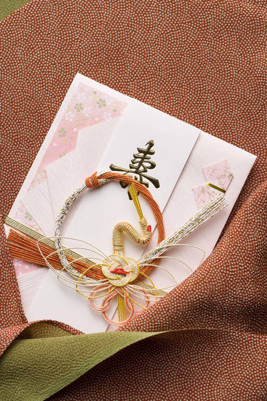 无人,竖图,俯视,室内,特写,白天,静物,阴影,花纹,艺术,装饰,反射,日文,标志,布,图案,文字,信封,影子,字符,手工艺品,褐色,艺术品,布纹,文化,标识,工艺品,摄影,影棚,华丽,修饰,布匹,点缀,高雅,请帖,书信,自信心,品位,日语,衬托,美观,雅致,雅观,花纸绳,日本水引,日本水引绣,水引绣,彩图,高角度拍摄,影棚拍摄,拍摄,简帖,请柬