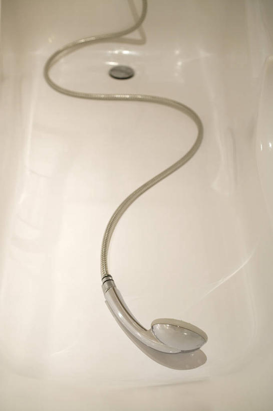 无人,竖图,俯视,室内,特写,白天,卫生间,浴室,静物,金属制品,阴影,反射,金属,影子,花洒,莲蓬头,浴缸,卫浴设备,喷雾头,水管装置,淋浴房,彩图,高角度拍摄,冲凉房,沐浴间,沐浴室