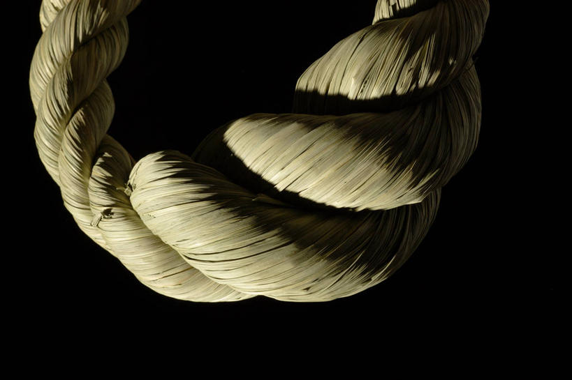 无人,横图,室内,特写,白天,正面,静物,阴影,黑色背景,节日,反射,影子,文化,传统,草绳,绳子,祈祷,健康,许愿,摄影,信仰,影棚,纪念,绳索,祈求,注连绳,稻草绳,平安,彩图,影棚拍摄,拍摄