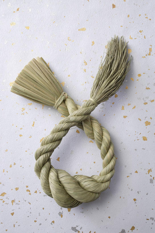 无人,竖图,俯视,室内,特写,白天,静物,一根,阴影,节日,反射,影子,文化,传统,草绳,绳子,祈祷,健康,许愿,摄影,信仰,影棚,纪念,绳索,祈求,注连绳,稻草绳,平安,彩图,高角度拍摄,影棚拍摄,拍摄