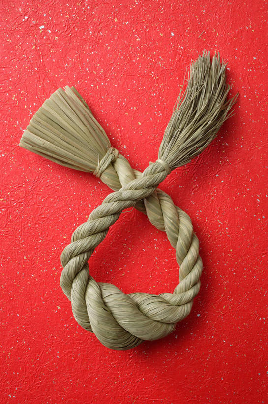 无人,竖图,俯视,室内,特写,白天,静物,一根,阴影,红色背景,节日,反射,影子,文化,传统,草绳,绳子,祈祷,健康,许愿,摄影,信仰,影棚,纪念,绳索,祈求,注连绳,稻草绳,平安,彩图,高角度拍摄,影棚拍摄,拍摄