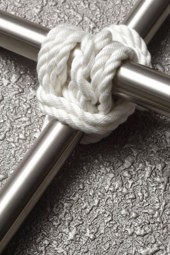 无人,交叉,竖图,俯视,室内,特写,白天,纯洁,静物,两根,阴影,灰色背景,反射,钢材,材料,钢丝,影子,银色,白色,绳子,钢筋,摄影,信仰,影棚,捆绑,绳索,高贵,钢条,相交,交集,雅致,绑缚,彩图,高角度拍摄,影棚拍摄,拍摄