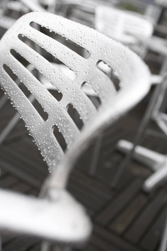 无人,竖图,俯视,室外,特写,白天,雨,静物,椅子,朦胧,模糊,塑料,白色,塑料制品,细雨,咖啡店,咖啡屋,小雨,彩图,高角度拍摄,咖啡馆