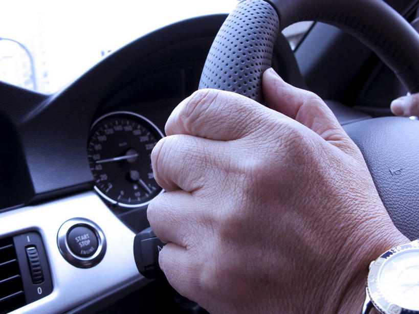 东方人,手,一个人,横图,室内,特写,白天,正面,机器,仪器,汽车,亚洲,仅一个男性,仅一个人,一辆,握,时间,标志,时钟,手表,数字,文字,字符,指针,计时,黄种人,设备,标识,车,仅一个年轻男性,方向盘,钟表,交通工具,轿车,驾驶,行驶,手部,表,握着,阿拉伯数字,单手,操纵,腕表,控制,载具,仪表盘,操控,把持,仪表,男人,男性,年轻男性,亚洲人,钟,半身,彩图,车速表