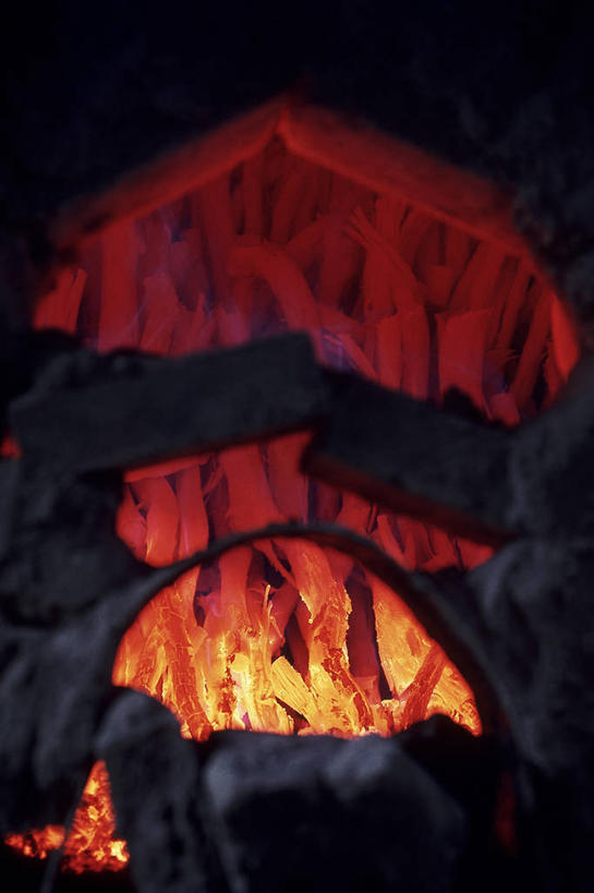 无人,竖图,室内,特写,白天,正面,热情,静物,火,一堆,堆叠,堆积,火焰,木材,燃烧,木柴,红色,橙色,木料,堆,篝火,彩图,营火