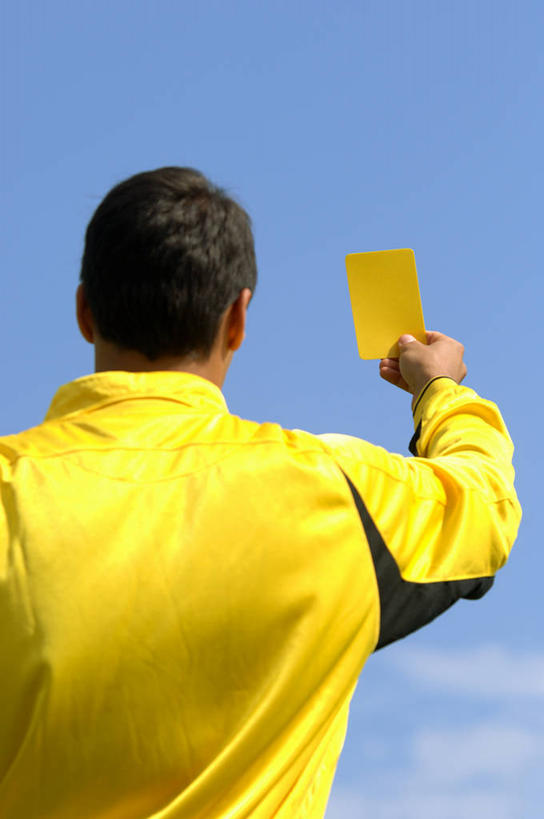 西方人,一个人,站,举,竖图,室外,白天,仰视,运动服,锻炼,旅游,度假,运动,欧洲,欧洲人,仅一个男性,仅一个人,裁判,握,阴影,服装,光线,影子,云,云朵,黄牌,警告,拿,云彩,拿着,娱乐,仅一个年轻男性,衣服,黄色,蓝色,白云,蓝天,天空,阳光,天,托,站着,享受,休闲,放松,警示,握着,服饰,晴朗,禁止,提醒,衣着,穿着,提示,限制,室外运动,惩罚,户外运动,违规,犯规,衣饰,裁判员,评判员,危险,男人,男性,年轻男性,白种人,晴空,举起,举手,举着,向上举,向上伸,向上托,站立,半身,彩图,低角度拍摄,健身,领导者,组织者,运动装