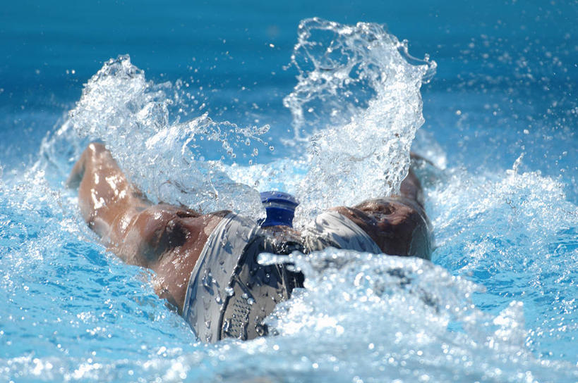 蝶泳,游泳,东方人,一个人,运动员,体育馆,游泳池,横图,室外,白天,锻炼,旅游,度假,运动,水,帽子,亚洲,仅一个男性,仅一个人,阴影,飞溅,服装,泳帽,溅,光线,背心,液体,影子,水池,水滴,水面,黄种人,娱乐,泳池,水珠,仅一个年轻男性,背面,衣服,蓝色,阳光,享受,休闲,放松,服饰,游泳馆,衣着,穿着,喷洒,室外运动,游泳帽,户外运动,游泳运动员,泅水,衣饰,拍浮,男人,男性,年轻男性,亚洲人,体育运动员,运动选手,半身,彩图,健身