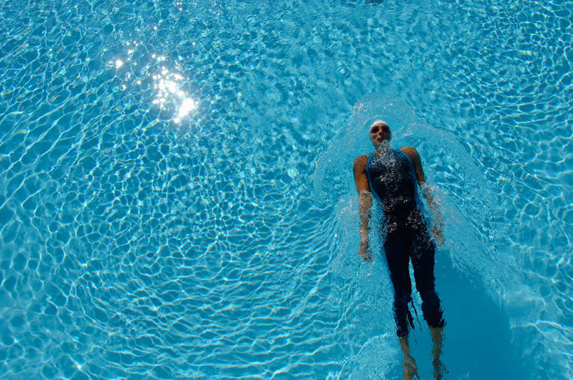 西方人,一个人,运动员,体育馆,游泳池,躺,横图,俯视,室外,白天,泳装,锻炼,旅游,度假,运动,水,帽子,欧洲,欧洲人,仅一个年轻女性,仅一个女性,仅一个人,阴影,泳帽,光线,眼镜,影子,泳镜,水池,水面,注视,娱乐,泳池,蓝色,阳光,游泳眼镜,观察,看,享受,休闲,放松,观看,察看,游泳馆,关注,室外运动,游泳帽,户外运动,游泳运动员,连体泳衣,卧着,年轻女性,女人,女性,白种人,体育运动员,运动选手,躺着,卧,半身,彩图,高角度拍摄,泳衣,健身