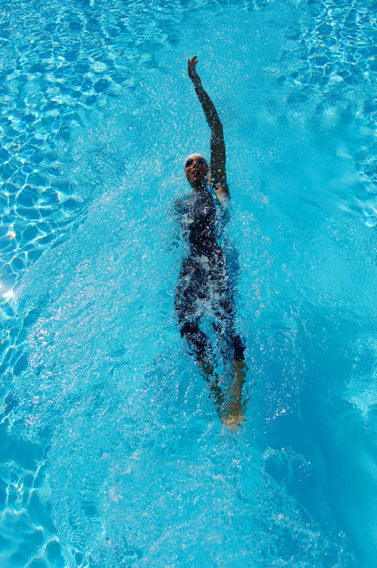 仰泳,游泳,东方人,一个人,运动员,体育馆,游泳池,举,竖图,俯视,室外,白天,泳装,锻炼,旅游,度假,运动,水,帽子,亚洲,仅一个年轻女性,仅一个女性,仅一个人,阴影,飞溅,泳帽,溅,光线,眼镜,液体,影子,泳镜,水池,水滴,水面,注视,黄种人,娱乐,泳池,水珠,蓝色,阳光,游泳眼镜,观察,看,托,享受,休闲,放松,观看,察看,游泳馆,关注,喷洒,室外运动,游泳帽,户外运动,游泳运动员,连体泳衣,泅水,拍浮,年轻女性,女人,女性,亚洲人,体育运动员,运动选手,举起,举手,举着,向上举,向上伸,向上托,彩图,高角度拍摄,全身,泳衣,健身,背泳