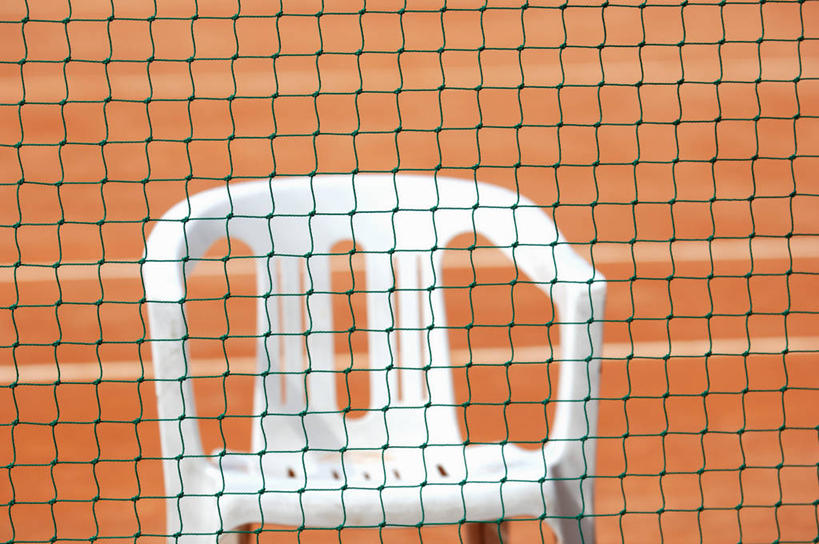 无人,横图,室内,白天,正面,静物,椅子,一把,塑料,球场,网球场,球网,场地,白色,塑料制品,网球球网,彩图,网球场地,红土场,软性球场