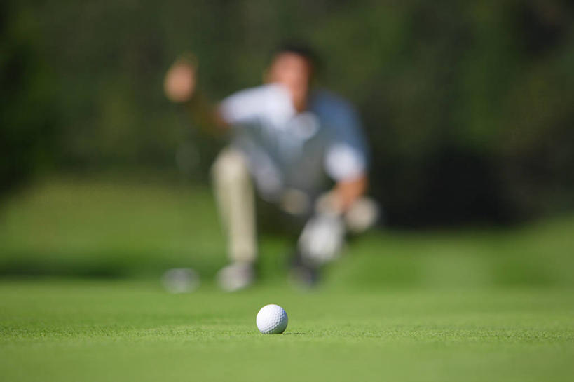 西方人,一个人,蹲,横图,室外,白天,正面,锻炼,旅游,度假,安全,运动,草地,草坪,植物,欧洲,欧洲人,仅一个男性,仅一个人,握,阴影,服装,朦胧,模糊,光线,高尔夫,高尔夫球,影子,球场,防护,拿,拿着,休闲装,娱乐,高尔夫球场,草,仅一个年轻男性,衣服,绿色,阳光,手套,享受,休闲,休闲服,放松,握着,服饰,保护,高尔夫球杆,室外运动,保险,绿茵场,户外运动,高尔夫运动,高尔夫球具,保全,周全,安稳,安定,防护手套,平安,高尔夫球运动,男人,男性,年轻男性,白种人,蹲着,彩图,全身,健身,高尔夫手套