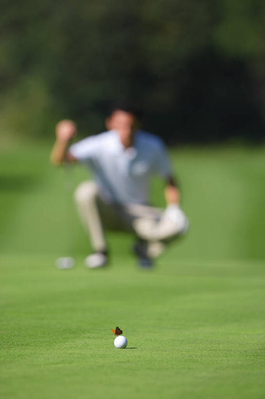 西方人,一个人,蹲,竖图,室外,白天,正面,锻炼,旅游,度假,安全,运动,草地,草坪,植物,欧洲,欧洲人,仅一个男性,仅一个人,握,阴影,服装,朦胧,模糊,光线,高尔夫,高尔夫球,影子,球场,防护,拿,拿着,休闲装,娱乐,高尔夫球场,草,仅一个年轻男性,衣服,绿色,阳光,手套,享受,休闲,休闲服,放松,握着,服饰,保护,高尔夫球杆,室外运动,保险,绿茵场,户外运动,高尔夫运动,高尔夫球具,保全,周全,安稳,安定,防护手套,平安,高尔夫球运动,男人,男性,年轻男性,白种人,蹲着,彩图,全身,健身,高尔夫手套