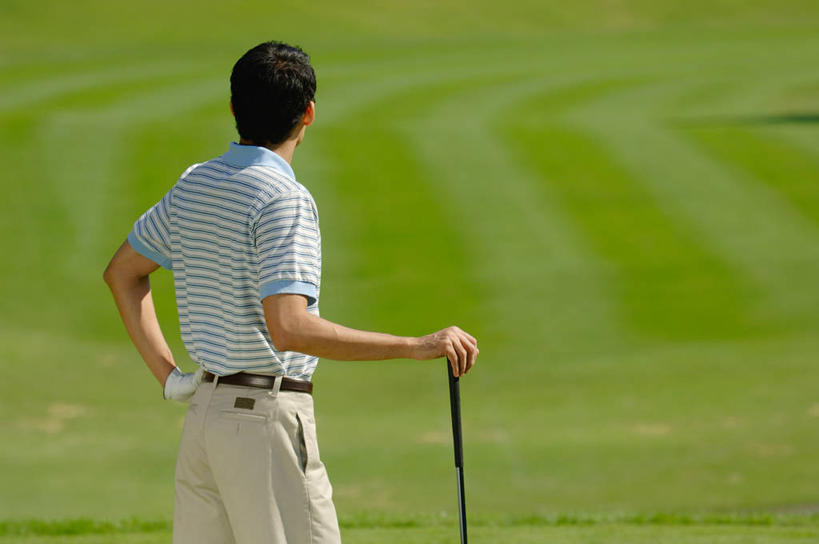 西方人,一个人,站,横图,室外,白天,锻炼,旅游,度假,安全,运动,草地,草坪,植物,欧洲,欧洲人,仅一个男性,仅一个人,握,阴影,服装,光线,高尔夫,高尔夫球,影子,球场,防护,拿,拿着,休闲装,娱乐,手叉腰,高尔夫球场,草,仅一个年轻男性,背面,衣服,绿色,阳光,手套,叉腰,站着,享受,休闲,休闲服,放松,握着,服饰,保护,高尔夫球杆,室外运动,保险,绿茵场,户外运动,高尔夫运动,高尔夫球具,保全,周全,安稳,安定,防护手套,平安,高尔夫球运动,男人,男性,年轻男性,白种人,站立,半身,彩图,健身,高尔夫手套