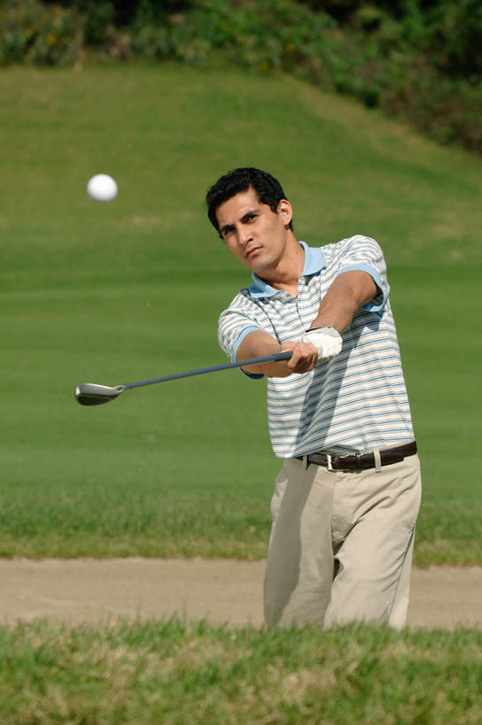 西方人,一个人,站,竖图,室外,白天,正面,锻炼,旅游,度假,安全,运动,草地,草坪,植物,欧洲,欧洲人,仅一个男性,仅一个人,握,阴影,服装,光线,高尔夫,高尔夫球,影子,球场,防护,拿,拿着,注视,休闲装,娱乐,高尔夫球场,草,树,树木,仅一个年轻男性,衣服,绿色,阳光,自然,手套,观察,看,站着,享受,休闲,休闲服,放松,握着,服饰,生长,成长,观看,保护,察看,高尔夫球杆,关注,室外运动,保险,绿茵场,户外运动,高尔夫运动,高尔夫球具,保全,周全,安稳,安定,防护手套,平安,高尔夫球运动,男人,男性,年轻男性,白种人,站立,半身,彩图,健身,高尔夫手套