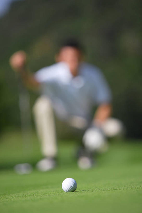 西方人,一个人,蹲,竖图,室外,白天,正面,锻炼,旅游,度假,安全,运动,草地,草坪,植物,欧洲,欧洲人,仅一个男性,仅一个人,握,阴影,服装,朦胧,模糊,光线,高尔夫,高尔夫球,影子,球场,防护,拿,拿着,休闲装,娱乐,高尔夫球场,草,树,树木,仅一个年轻男性,衣服,绿色,阳光,自然,手套,享受,休闲,休闲服,放松,握着,服饰,生长,成长,保护,高尔夫球杆,室外运动,保险,绿茵场,户外运动,高尔夫运动,高尔夫球具,保全,周全,安稳,安定,防护手套,平安,高尔夫球运动,男人,男性,年轻男性,白种人,蹲着,彩图,全身,健身,高尔夫手套