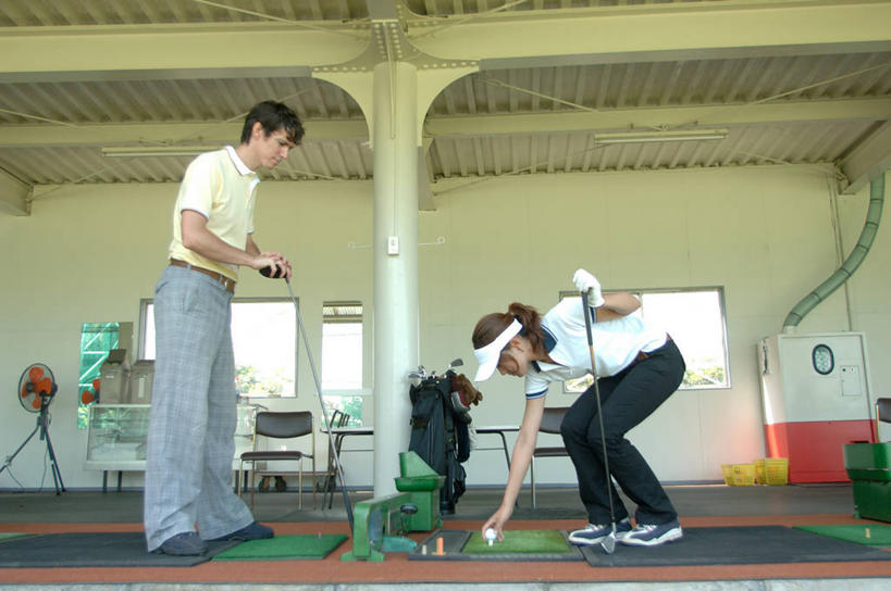 东方人,西方人,两个人,站,横图,室内,白天,侧面,爱情,锻炼,安全,运动,帽子,欧洲,欧洲人,亚洲,弯腰,握,服装,高尔夫,高尔夫球,防护,浪漫,拿,拿着,注视,休闲装,黄种人,娱乐,运动帽,相视,衣服,手套,垫子,观察,看,站着,享受,休闲,温暖,温馨,面对面,休闲服,鸭舌帽,恩爱,放松,握着,恋人,服饰,观看,对视,保护,和睦,察看,高尔夫球杆,互视,关注,保险,相对,高尔夫运动,室内运动,高尔夫球具,相看,保全,周全,安稳,安定,弯身,防护手套,平安,高尔夫球运动,男人,男性,年轻男性,年轻女性,女人,女性,白种人,亚洲人,情侣,站立,彩图,全身,健身,打击垫,高尔夫打击垫,高尔夫挥杆垫,挥杆垫,高尔夫手套,伴侣,融洽