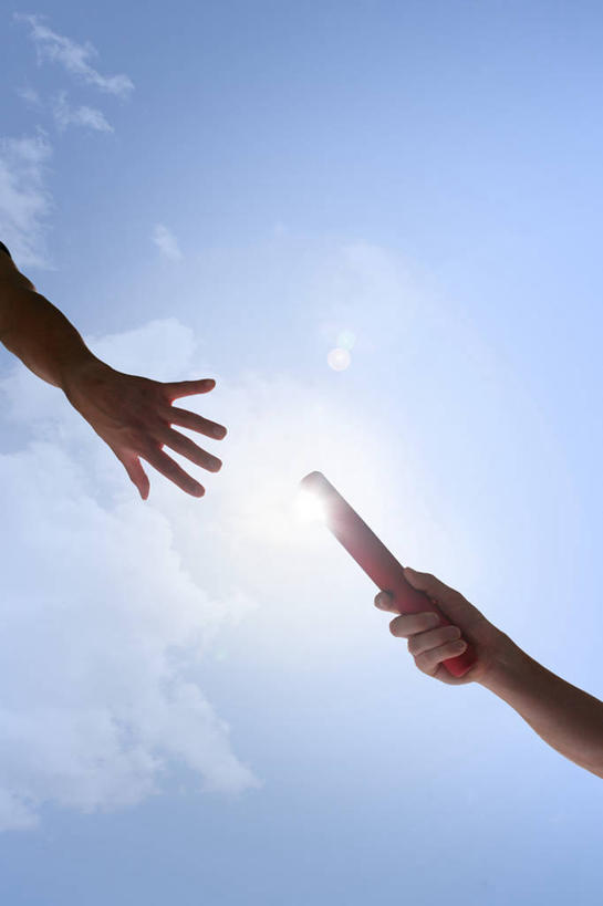 西方人,手,两个人,伙伴,朋友,运动员,跑,竖图,室外,特写,白天,仰视,锻炼,友谊,运动,合作,团队,接力跑,赛跑,欧洲,欧洲人,握,阴影,光线,接力棒,影子,田径,云,云朵,拿,云彩,拿着,蓝色,白云,蓝天,天空,阳光,天,手部,战略,握着,晴朗,张开五指,接力赛跑,联合,合谋,配合,体育,协作,接力赛,男人,男性,年轻男性,白种人,晴空,体育运动员,运动选手,跑步,半身,彩图,低角度拍摄,健身,五指张开