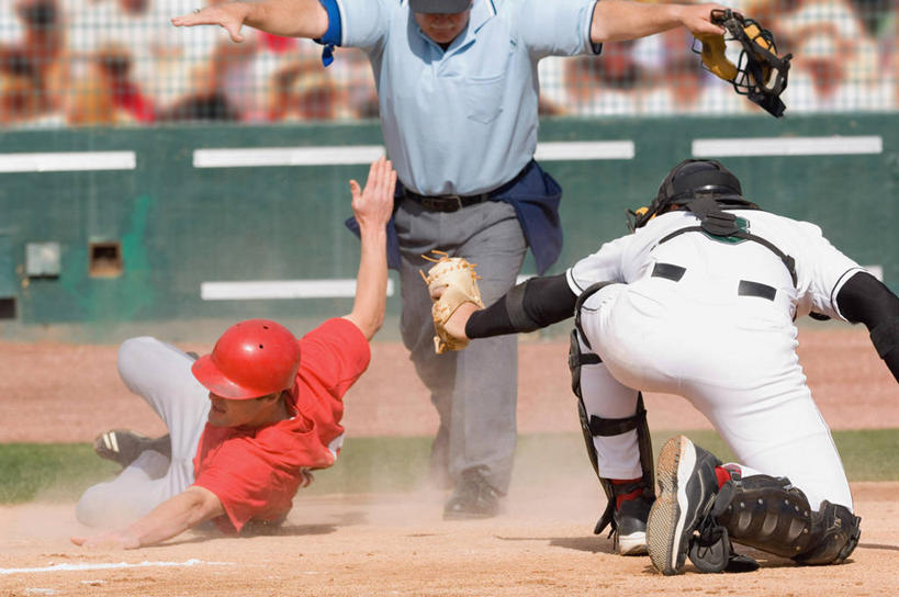 西方人,背部,三个人,运动员,棒球运动员,站,躺,蹲,伸展双臂,横图,室外,白天,正面,运动服,锻炼,快乐,比赛,运动,竞争,棒球,垒球,帽子,欧洲,欧洲人,裁判,阴影,服装,光线,棒球场,棒球手套,头盔,影子,球场,看台,注视,娱乐,场地,座位,球,衣服,红色,阳光,安全帽,手套,观察,看,站着,休闲,服饰,观看,摔倒,察看,体育运动,衣着,穿着,关注,棒球球员,衣饰,裁判员,评判员,坐位,卧着,体育,男人,男性,年轻男性,白种人,体育运动员,运动选手,敞开双臂,蹲着,伸开双臂,躺着,卧,展开双肩,站立,张开手臂,张开双臂,半身,彩图,健身,领导者,组织者,运动装