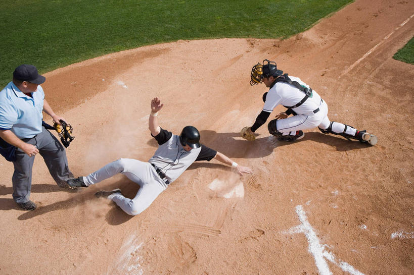西方人,三个人,伙伴,朋友,运动员,棒球运动员,站,躺,横图,俯视,室外,白天,运动服,锻炼,快乐,友谊,比赛,运动,合作,团队,竞争,棒球,垒球,草地,草坪,植物,帽子,欧洲,欧洲人,裁判,阴影,服装,光线,棒球场,棒球手套,头盔,影子,球场,注视,娱乐,场地,球,草,衣服,绿色,阳光,安全帽,手套,低头,观察,看,站着,休闲,战略,服饰,观看,摔倒,察看,体育运动,衣着,穿着,关注,棒球球员,联合,合谋,衣饰,裁判员,评判员,卧着,配合,体育,协作,男人,男性,年轻男性,白种人,体育运动员,运动选手,躺着,卧,站立,半身,彩图,高角度拍摄,健身,领导者,组织者,运动装