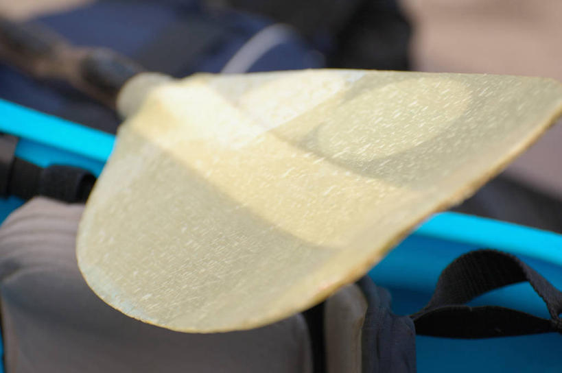 皮划艇,无人,横图,室内,特写,白天,正面,船,一艘,阴影,朦胧,模糊,光线,船桨,影子,一个,阳光,交通工具,单个,载具,彩图