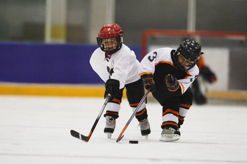 西方人,儿童,两个人,运动员,体育馆,运动场,横图,室内,白天,正面,运动服,锻炼,快乐,纯洁,安全,比赛,运动,竞争,曲棍球,帽子,欧洲,欧洲人,握,阴影,服装,反射,标志,数字,头盔,文字,影子,字符,冰,防护,旱冰鞋,溜冰鞋,冰球,冰上曲棍球,注视,娱乐,标识,运动器械,体育场,小孩,衣服,安全帽,手套,浮冰,观察,看,休闲,健身器械,寒冷,可爱,童年,童趣,抢夺,握着,阿拉伯数字,服饰,观看,保护,察看,冰冷,体育运动,衣着,穿着,关注,保险,健身器材,滑冰鞋,童真,烂漫,无邪,保全,周全,安稳,安定,运动馆,防护手套,严寒,冰凉,酷寒,凛冽,凛凛,极冷,流冰,浮冰块,衣饰,班迪球,平安,体育,天真,溜冰,曲棍球比赛,曲棍球赛,曲棍球运动,男孩,男人,男性,白种人,体育运动员,运动选手,彩图,全身,健身,冰刀鞋,运动器材,男生,运动装