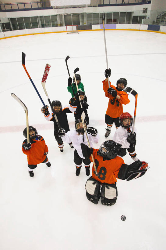 西方人,儿童,伙伴,朋友,运动员,体育馆,运动场,站,蹲,举,竖图,俯视,室内,白天,运动服,友谊,安全,合作,团队,曲棍球,帽子,欧洲,欧洲人,握,阴影,服装,反射,标志,数字,头盔,文字,影子,字符,冰,防护,旱冰鞋,溜冰鞋,冰球,冰上曲棍球,许多人,注视,标识,运动器械,体育场,小孩,衣服,安全帽,手套,浮冰,观察,看,托,站着,一群人,健身器械,寒冷,战略,握着,阿拉伯数字,服饰,观看,保护,察看,冰冷,衣着,穿着,关注,保险,健身器材,滑冰鞋,保全,周全,安稳,安定,联合,合谋,运动馆,防护手套,严寒,冰凉,酷寒,凛冽,凛凛,极冷,流冰,浮冰块,衣饰,班迪球,配合,平安,协作,溜冰,曲棍球运动,男孩,男人,男性,白种人,体育运动员,运动选手,蹲着,举起,举手,举着,抬头,向上举,向上伸,向上托,仰头,站立,彩图,高角度拍摄,全身,冰刀鞋,运动器材,男生,运动装