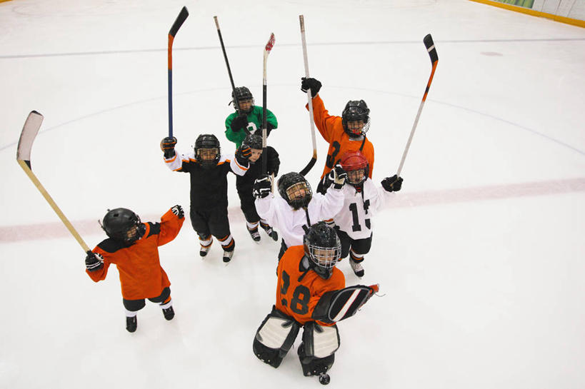 西方人,儿童,伙伴,朋友,运动员,体育馆,运动场,站,蹲,举,横图,俯视,室内,白天,运动服,友谊,安全,合作,团队,曲棍球,帽子,欧洲,欧洲人,握,阴影,服装,反射,标志,数字,头盔,文字,影子,字符,冰,防护,旱冰鞋,溜冰鞋,冰球,冰上曲棍球,许多人,注视,标识,运动器械,体育场,小孩,衣服,安全帽,手套,浮冰,观察,看,托,站着,一群人,健身器械,寒冷,战略,握着,阿拉伯数字,服饰,观看,保护,察看,冰冷,衣着,穿着,关注,保险,健身器材,滑冰鞋,保全,周全,安稳,安定,联合,合谋,运动馆,防护手套,严寒,冰凉,酷寒,凛冽,凛凛,极冷,流冰,浮冰块,衣饰,班迪球,配合,平安,协作,溜冰,曲棍球运动,男孩,男人,男性,白种人,体育运动员,运动选手,蹲着,举起,举手,举着,抬头,向上举,向上伸,向上托,仰头,站立,彩图,高角度拍摄,全身,冰刀鞋,运动器材,男生,运动装