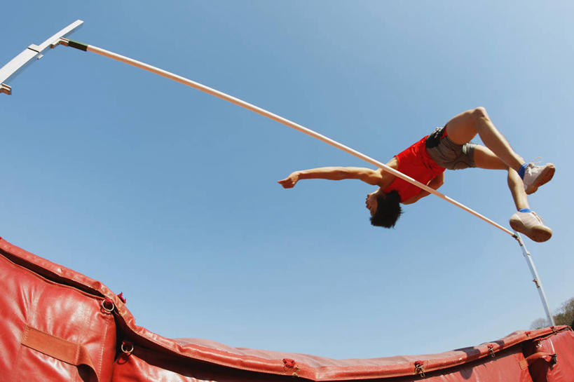 东方人,一个人,运动员,体育馆,栏杆,运动场,跳,横图,室外,白天,广角镜头,鱼眼镜头,仰视,运动服,锻炼,运动,跳高,亚洲,仅一个男性,仅一个人,阴影,服装,光线,影子,围栏,半空,注视,黄种人,体育场,护栏,仅一个年轻男性,衣服,蓝色,蓝天,天空,阳光,天,观察,看,服饰,晴朗,观看,察看,衣着,穿着,关注,万里无云,运动馆,衣饰,横杆,体育,跳高运动,男人,男性,年轻男性,亚洲人,晴空,晴空万里,体育运动员,运动选手,抬头,跳跃,仰头,彩图,低角度拍摄,全身,健身,运动装