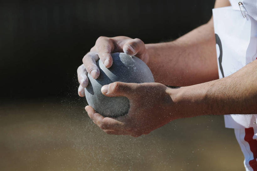 东方人,手,一个人,运动员,横图,室外,特写,白天,侧面,运动服,草地,草坪,植物,金属制品,亚洲,双手,仅一个男性,仅一个人,握,阴影,服装,朦胧,模糊,光线,金属,标志,数字,文字,影子,字符,黄种人,标识,运动器械,草,仅一个年轻男性,一个,衣服,绿色,阳光,手部,健身器械,握着,阿拉伯数字,服饰,单个,衣着,穿着,健身器材,防滑,碳酸镁,衣饰,铅球,男人,男性,年轻男性,亚洲人,体育运动员,运动选手,半身,彩图,吸汗,运动镁粉,防滑镁粉,防滑粉,运动器材,运动装