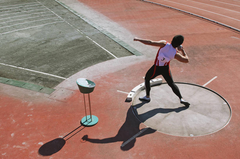 东方人,一个人,运动员,体育馆,运动场,站,举,横图,俯视,室外,白天,运动服,亚洲,仅一个男性,仅一个人,阴影,服装,光线,影子,注视,黄种人,运动器械,体育场,仅一个年轻男性,一个,衣服,阳光,容器,观察,看,托,站着,健身器械,服饰,田径场,单个,观看,储藏,察看,衣着,储存,穿着,关注,健身器材,防滑,碳酸镁,运动馆,衣饰,铅球,男人,男性,年轻男性,亚洲人,体育运动员,运动选手,举起,举手,举着,抬头,向上举,向上伸,向上托,仰头,站立,彩图,高角度拍摄,全身,吸汗,运动镁粉,防滑镁粉,防滑粉,贮存,运动器材,运动装