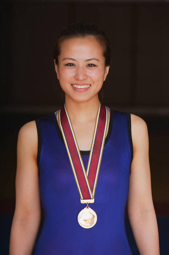 东方人,一个人,运动员,站,笑,微笑,露齿笑,竖图,室内,白天,正面,运动服,成功,胜利,亚洲,仅一个年轻女性,仅一个女性,仅一个人,阴影,黑色背景,服装,反射,影子,注视,黄种人,一个,衣服,蓝色,观察,看,站着,光彩,摄影,服饰,影棚,单个,观看,察看,衣着,穿着,关注,奖牌,金牌,荣誉,奖品,荣耀,衣饰,光荣,年轻女性,女人,女性,亚洲人,体育运动员,运动选手,站立,半身,彩图,影棚拍摄,拍摄,摔跤手,摔跤运动员,运动装