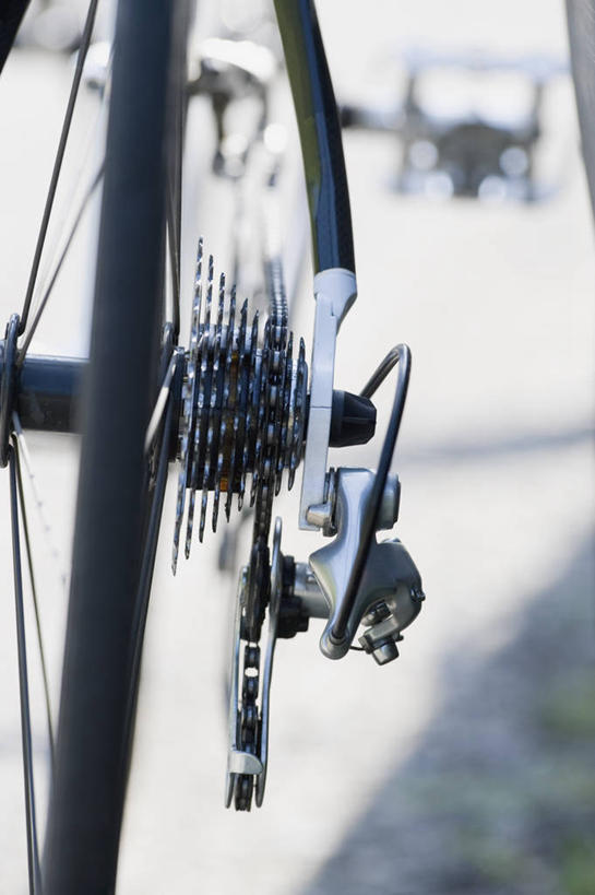 无人,竖图,室外,特写,白天,正面,自行车,静物,一辆,阴影,朦胧,模糊,光线,影子,山地车,车,脚踏车,黑色,阳光,轮胎,交通工具,橡胶,载具,山地自行车,橡胶制品,车胎,彩图,外胎