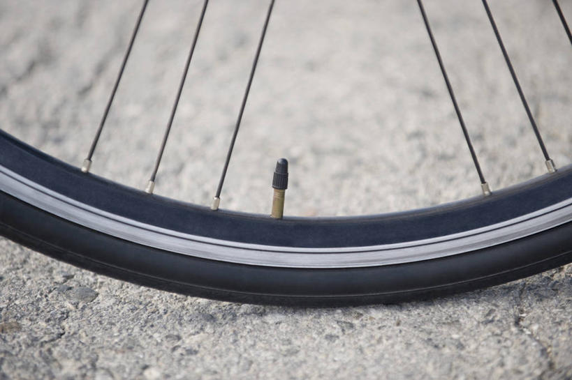 无人,横图,室外,特写,白天,正面,道路,路,自行车,静物,一辆,阴影,朦胧,模糊,光线,影子,小路,交通,山地车,车,脚踏车,黑色,阳光,轮胎,交通工具,橡胶,阀门,载具,山地自行车,橡胶制品,车胎,彩图,外胎