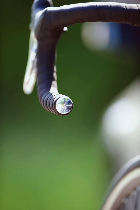 无人,竖图,室外,特写,白天,正面,草地,草坪,植物,自行车,一辆,阴影,朦胧,模糊,光线,影子,山地车,车,脚踏车,草,绿色,阳光,交通工具,载具,山地自行车,彩图