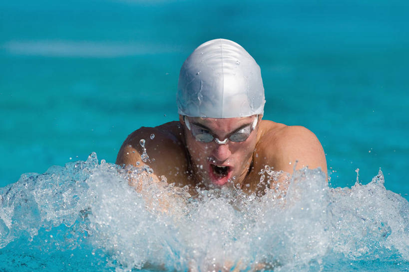 蛙泳,游泳,西方人,一个人,运动员,体育馆,游泳池,站,横图,室外,白天,正面,锻炼,快乐,比赛,运动,竞争,水,帽子,欧洲,欧洲人,仅一个男性,仅一个人,一副,阴影,飞溅,泳帽,朦胧,模糊,溅,光线,眼镜,液体,影子,泳镜,水池,水滴,水面,注视,娱乐,泳池,裸露,水珠,仅一个年轻男性,阳光,游泳眼镜,观察,看,站着,张嘴,休闲,观看,察看,游泳馆,体育运动,关注,喷洒,游泳帽,裸,游泳运动员,张大嘴巴,一顶,泅水,拍浮,体育,男人,男性,年轻男性,白种人,张开嘴,体育运动员,运动选手,站立,半身,彩图,健身