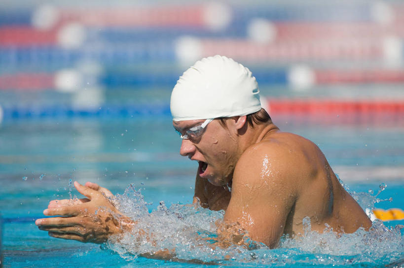 蛙泳,游泳,西方人,一个人,运动员,体育馆,游泳池,横图,室外,白天,侧面,锻炼,快乐,比赛,运动,竞争,水,帽子,欧洲,欧洲人,仅一个男性,仅一个人,一副,阴影,飞溅,泳帽,朦胧,模糊,溅,光线,眼镜,液体,影子,泳镜,水池,水滴,水面,分界线,注视,娱乐,泳池,裸露,水珠,仅一个年轻男性,阳光,游泳眼镜,观察,看,张嘴,休闲,观看,察看,游泳馆,体育运动,关注,喷洒,游泳帽,裸,游泳运动员,泳道线,分道线,张大嘴巴,一顶,泅水,拍浮,泳池分割线,体育,男人,男性,年轻男性,白种人,张开嘴,体育运动员,运动选手,半身,彩图,健身