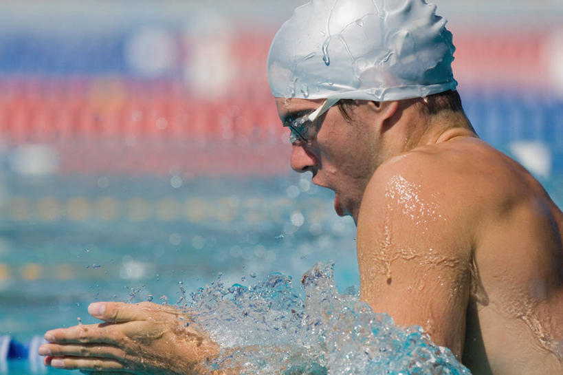 蛙泳,游泳,西方人,一个人,运动员,体育馆,游泳池,横图,室外,白天,侧面,锻炼,快乐,比赛,运动,竞争,水,帽子,欧洲,欧洲人,仅一个男性,仅一个人,一副,阴影,飞溅,泳帽,朦胧,模糊,溅,光线,眼镜,液体,影子,泳镜,水池,水滴,水面,分界线,注视,娱乐,泳池,裸露,水珠,仅一个年轻男性,阳光,游泳眼镜,观察,看,张嘴,休闲,观看,察看,游泳馆,体育运动,关注,喷洒,游泳帽,裸,游泳运动员,泳道线,分道线,张大嘴巴,一顶,泅水,拍浮,泳池分割线,体育,男人,男性,年轻男性,白种人,张开嘴,体育运动员,运动选手,半身,彩图,健身