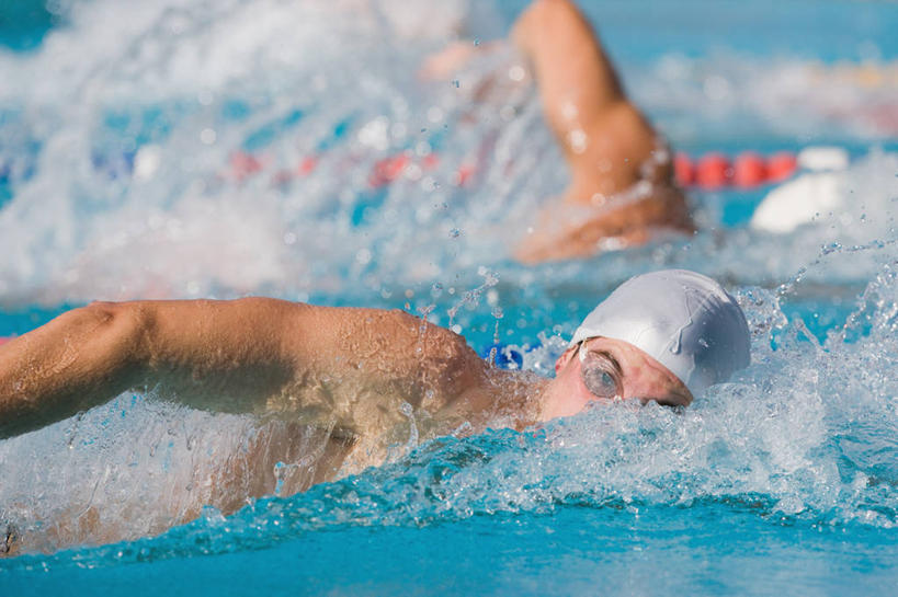 游泳,自由泳,西方人,两个人,运动员,体育馆,游泳池,横图,室外,白天,正面,锻炼,快乐,比赛,运动,竞争,水,帽子,欧洲,欧洲人,阴影,飞溅,泳帽,朦胧,模糊,溅,光线,眼镜,液体,影子,泳镜,水池,水滴,水面,分界线,注视,娱乐,泳池,裸露,水珠,阳光,游泳眼镜,观察,看,休闲,观看,察看,游泳馆,体育运动,关注,喷洒,游泳帽,裸,游泳运动员,泳道线,分道线,对手,泅水,拍浮,泳池分割线,体育,男人,男性,年轻男性,白种人,体育运动员,运动选手,半身,彩图,健身,爬泳