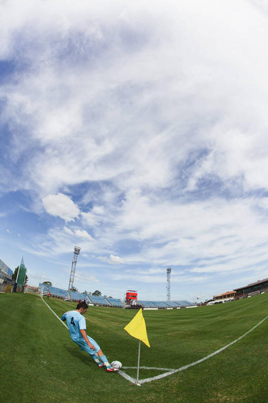 西方人,一个人,运动员,足球场,坐,竖图,室外,白天,仰视,运动服,运动鞋,锻炼,快乐,比赛,运动,竞争,足球,草地,草坪,植物,旗帜,鞋子,欧洲,非洲,黑人,欧洲人,仅一个男性,仅一个人,阴影,服装,裤子,光线,影子,云,云朵,看台,足球鞋,足球装备,足球运动员,云彩,注视,娱乐,旗子,运动器械,袜子,运动裤,座位,草,仅一个年轻男性,一个,衣服,黄色,蓝色,绿色,黑色,白云,蓝天,天空,阳光,天,观察,看,休闲,健身器械,搭,服饰,晴朗,单个,观看,长袜,察看,体育运动,衣着,穿着,搭着,关注,惩罚,健身器材,绿茵场,长筒袜,鞋钉,蹴鞠,旌旗,旗号,衣饰,惩办,惩处,惩治,赏罚,责罚,坐位,长统袜,体育,足球运动,男人,男性,年轻男性,非洲人,晴空,体育运动员,运动选手,坐着,彩图,低角度拍摄,全身,健身,足球比赛场地,运动器材,运动装