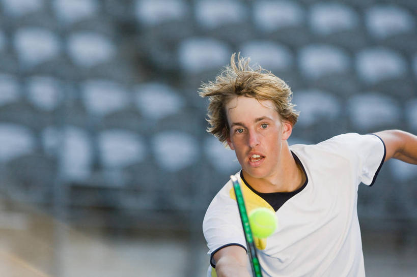 西方人,一个人,运动员,站,横图,室外,白天,正面,运动服,锻炼,快乐,比赛,运动,竞争,欧洲,欧洲人,仅一个男性,仅一个人,阴影,服装,朦胧,模糊,光线,影子,球场,网球场,看台,网球运动员,注视,娱乐,场地,座位,仅一个年轻男性,衣服,阳光,观察,看,站着,休闲,服饰,观看,察看,体育运动,衣着,穿着,关注,衣饰,坐位,体育,网球比赛,网球赛,男人,男性,年轻男性,白种人,体育运动员,运动选手,站立,半身,彩图,健身,网球场地,运动装