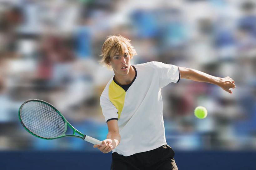 西方人,一个人,运动员,站,横图,室外,白天,正面,运动服,锻炼,快乐,比赛,运动,竞争,网球,欧洲,欧洲人,仅一个男性,仅一个人,握,阴影,服装,裤子,朦胧,模糊,光线,网球拍,影子,球场,网球场,看台,球拍,网球装备,网球运动员,注视,娱乐,运动器械,场地,运动裤,座位,仅一个年轻男性,衣服,阳光,观察,看,站着,休闲,健身器械,握着,服饰,观看,舞动,察看,挥舞,体育运动,衣着,穿着,关注,健身器材,衣饰,坐位,体育,网球比赛,网球赛,网球运动,男人,男性,年轻男性,白种人,体育运动员,运动选手,站立,半身,彩图,健身,网球场地,运动器材,运动装