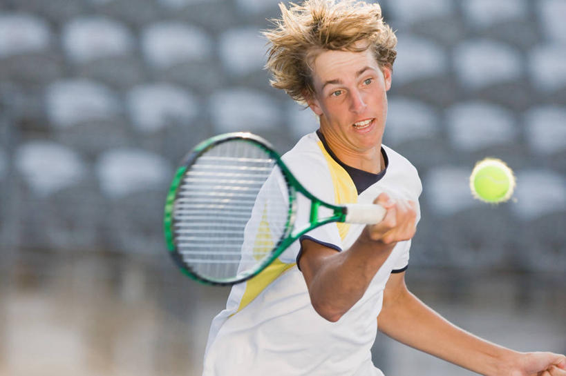 西方人,一个人,运动员,站,横图,室外,白天,正面,运动服,锻炼,快乐,比赛,运动,竞争,网球,欧洲,欧洲人,仅一个男性,仅一个人,握,阴影,服装,朦胧,模糊,光线,网球拍,影子,球场,网球场,看台,球拍,网球装备,网球运动员,注视,娱乐,运动器械,场地,座位,仅一个年轻男性,一个,衣服,阳光,观察,看,站着,休闲,健身器械,握着,服饰,单个,观看,舞动,察看,挥舞,体育运动,衣着,穿着,关注,健身器材,衣饰,坐位,体育,网球比赛,网球赛,网球运动,男人,男性,年轻男性,白种人,体育运动员,运动选手,站立,半身,彩图,健身,网球场地,运动器材,运动装