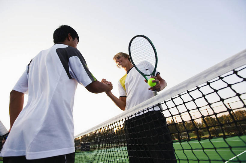 西方人,两个人,运动员,握手,横图,室外,白天,仰视,运动服,锻炼,快乐,比赛,运动,竞争,欧洲,欧洲人,阴影,服装,裤子,光线,影子,球场,网球场,球网,网球运动员,娱乐,场地,运动裤,衣服,蓝色,蓝天,天空,阳光,天,休闲,服饰,晴朗,体育运动,衣着,穿着,万里无云,对手,衣饰,网球球网,体育,网球比赛,网球赛,男人,男性,年轻男性,白种人,晴空,晴空万里,体育运动员,运动选手,搀手,拉手,手拉手,手握手,半身,彩图,低角度拍摄,健身,网球场地,草地球场,运动装