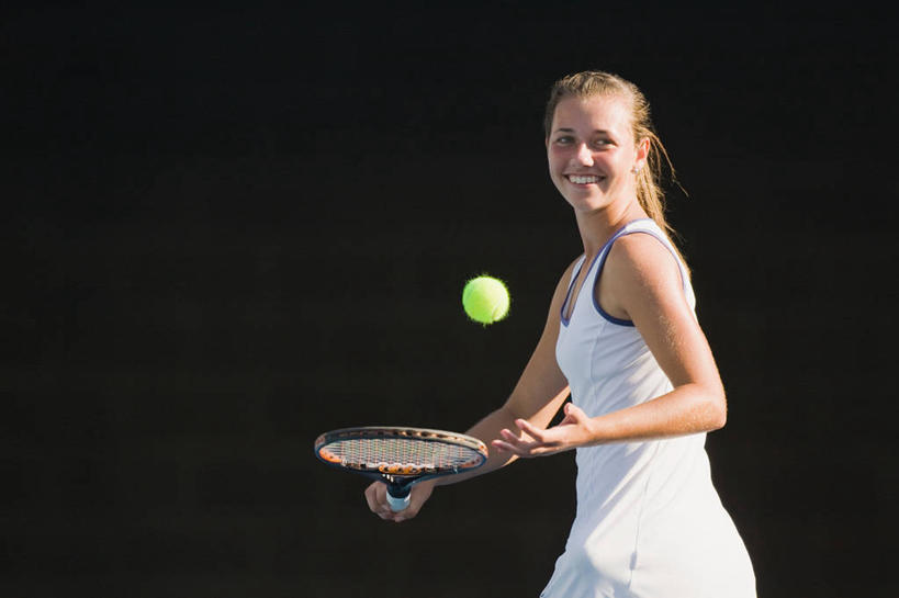 西方人,一个人,运动员,站,笑,微笑,露齿笑,横图,室外,白天,侧面,运动服,锻炼,快乐,比赛,运动,竞争,网球,欧洲,欧洲人,仅一个年轻女性,仅一个女性,仅一个人,阴影,黑色背景,服装,光线,网球拍,影子,球拍,网球装备,网球运动员,扭头,注视,娱乐,运动器械,一个,衣服,白色,阳光,观察,看,站着,转头,休闲,健身器械,服饰,单个,观看,察看,体育运动,衣着,穿着,关注,健身器材,衣饰,体育,网球比赛,网球赛,网球运动,年轻女性,女人,女性,白种人,体育运动员,运动选手,抛,扔,站立,半身,彩图,健身,运动器材,运动装