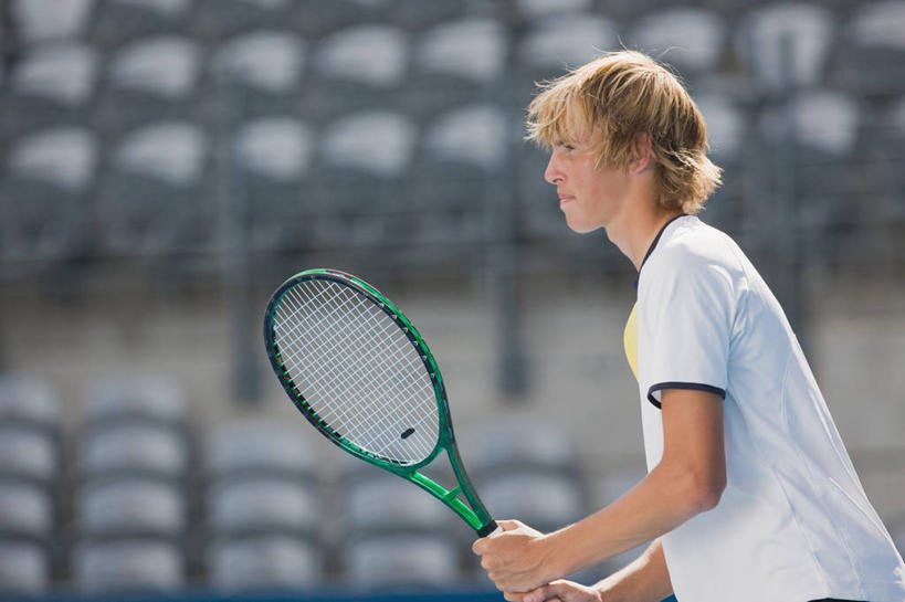 西方人,一个人,运动员,站,横图,室外,白天,侧面,运动服,锻炼,快乐,比赛,运动,竞争,欧洲,欧洲人,仅一个男性,仅一个人,握,阴影,服装,朦胧,模糊,光线,影子,看台,网球运动员,注视,娱乐,座位,仅一个年轻男性,衣服,阳光,观察,看,站着,休闲,握着,服饰,观看,察看,体育运动,衣着,穿着,关注,衣饰,坐位,体育,网球比赛,网球赛,男人,男性,年轻男性,白种人,体育运动员,运动选手,站立,半身,彩图,健身,运动装