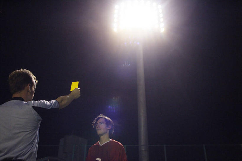 西方人,两个人,运动员,站,举,横图,室外,夜晚,仰视,运动服,照明,欧洲,欧洲人,裁判,握,阴影,服装,光线,影子,灯光,警告,拿,足球运动员,拿着,注视,灯,衣服,灯具,观察,看,托,站着,射灯,警示,握着,服饰,观看,禁止,照亮,提醒,察看,衣着,照明设备,穿着,关注,提示,限制,惩罚,违规,处罚,犯规,红牌,衣饰,裁判员,评判员,危险,男人,男性,年轻男性,中年男性,白种人,体育运动员,运动选手,举起,举手,举着,向上举,向上伸,向上托,站立,半身,彩图,低角度拍摄,领导者,组织者,运动装