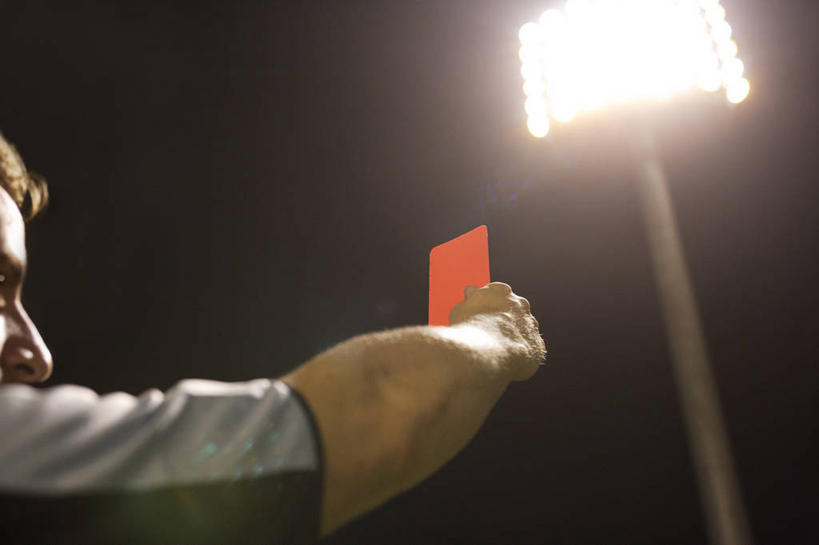 西方人,一个人,站,举,横图,室外,夜晚,仰视,运动服,照明,欧洲,欧洲人,仅一个男性,仅一个人,仅一个中年男性,裁判,握,阴影,服装,光线,影子,灯光,警告,拿,拿着,灯,衣服,灯具,托,站着,射灯,警示,握着,服饰,禁止,照亮,提醒,衣着,照明设备,穿着,提示,限制,惩罚,违规,处罚,犯规,红牌,衣饰,裁判员,评判员,危险,男人,男性,中年男性,白种人,举起,举手,举着,向上举,向上伸,向上托,站立,半身,彩图,低角度拍摄,领导者,组织者,运动装